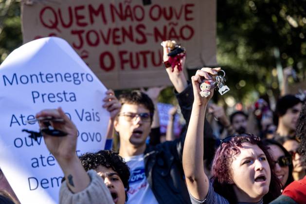 October 24, 2026, Lisbon, Lisbon, Portugal: Protesters hold up signs and shout slogans during a protest for affordable housing and against the rising cost of living..Thousands of people protested for access to affordable housing and against the rising cost of living. The demonstration ended in Rossio Square, with protesters setting up tents as a symbol of the housing shortage in Portugal. Lisbon Portugal - ZUMAs197 20261024_aaa_s197_194 Copyright: xHugoxAmaralx