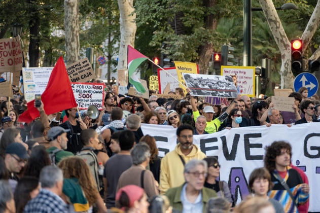 October 24, 2026, Lisbon, Lisbon, Portugal: Demonstrators take part in a protest organized by the Acampada de Lisboa housing movement, demanding affordable housing, limits on rising rents and an end to property speculation. The march takes place in central Lisbon, from Marques de Pombal to Rossio Square, following recent police removal of protest tents and the detention of 55 demonstrators during housing protests in the Portuguese capital. Lisbon Portugal - ZUMAr238 20261024_zip_r238_017 Copyright: xRicardoxRochax