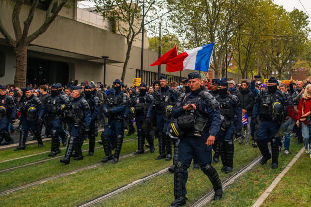 Yellow Vests Protest Act II - Paris Police officers escort demonstrators along the route from Porte d’Italie to Porte de Vincennes in Paris, France, on October 24, 2026. A large police presence accompanies the march along the boulevards des Maréchaux during a nationwide protest against the rising cost of living and in support of higher wages, public services and students’ demands. Photo by Jules Bernard ABACAPRESS.COM Paris Île-de-France France  Copyright: xBernardxJules ABACAx