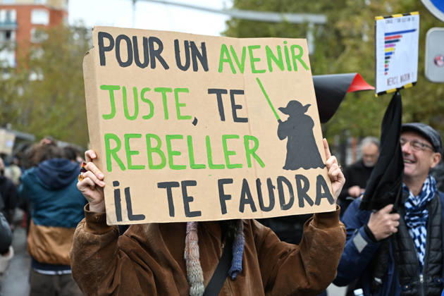Yellow Vests Protest Act II - Paris Demonstration in favor of purchasing power, the protection of public services, and fiscal and social justice, as part of a nationwide call for mobilisation bringing together former members of the Yellow Vest movement, labor unions, high school and university students. in Paris on October 24, 2026. Photo by Karim Ait Adjedjou ABACAPRESS.COM Paris France  Copyright: xAitxAdjedjouxKarim ABACAx