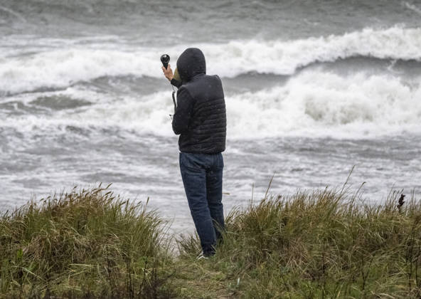 YSTAD, October 25, 2026 A man holds up an anemometer showing 22–23 m s in gusts on the beach outside Ystad. High waves and rain lashed the coast as Storm Boelo swept across southern Sweden on Sunday. YSTAD SSWEDEN x50090x  Copyright: xJohanxNilssonx xTTx HÖSTRUSK OCH HARDA VIND - STORMEN BOELO M-w4WG4_IoQ