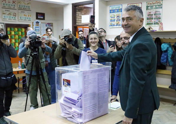 Student List candidate Ilija Srdanovic votes in Serbia s snap parliamentary elections NOVI SAD, SERBIA - OCTOBER 25: Ilija Srdanovic, the leading candidate on the Student List, which ranks among the frontrunners in opinion polls, casts his ballot in Serbia s snap parliamentary elections in Novi Sad, Serbia, on October 25, 2026. Aleksandar Savanovic Anadolu Novi Sad Serbia. Editorial use only. Please get in touch for any other usage.  Copyright: x2026xAnadoluxAleksandarxSavanovicx