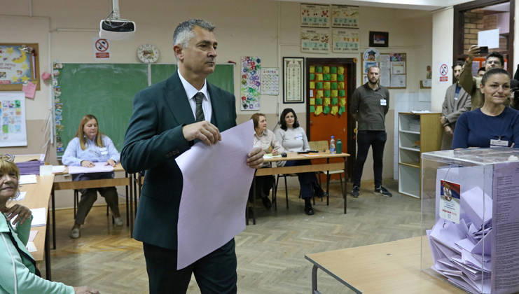 Student List candidate Ilija Srdanovic votes in Serbia s snap parliamentary elections NOVI SAD, SERBIA - OCTOBER 25: Ilija Srdanovic, the leading candidate on the Student List, which ranks among the frontrunners in opinion polls, prepare to cast his ballot in Serbia s snap parliamentary elections in Novi Sad, Serbia, on October 25, 2026. Aleksandar Savanovic Anadolu Novi Sad Serbia. Editorial use only. Please get in touch for any other usage.  Copyright: x2026xAnadoluxAleksandarxSavanovicx