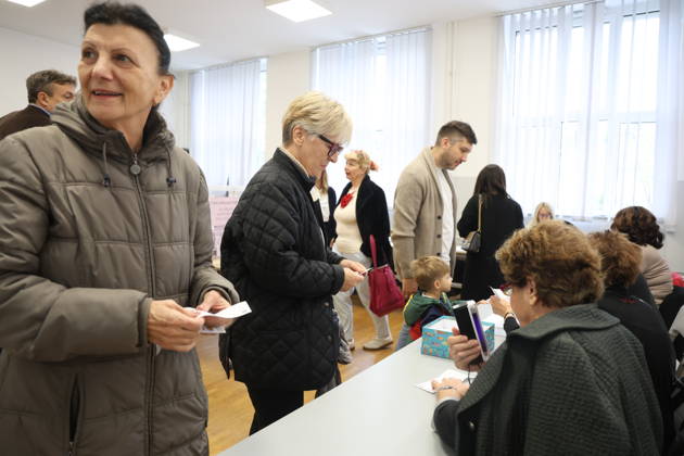 Serbia Parliamentary Election Voters cast their ballots at a polling station during early parliamentary election at Fifth Belgrade Gymnasium in Blegrade, Serbia on October 25, 2026. 6.45 million registered voters are eligible to elect the 250 members of the National Assembly amid a political crisis and ongoing student-led protests demanding greater accountability and action against corruption.  Stringer PIXSELL
