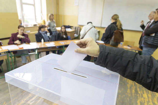 Serbia Parliamentary Election Voters cast their ballots at a polling station during early parliamentary election at Fifth Belgrade Gymnasium in Blegrade, Serbia on October 25, 2026. 6.45 million registered voters are eligible to elect the 250 members of the National Assembly amid a political crisis and ongoing student-led protests demanding greater accountability and action against corruption.  Stringer PIXSELL