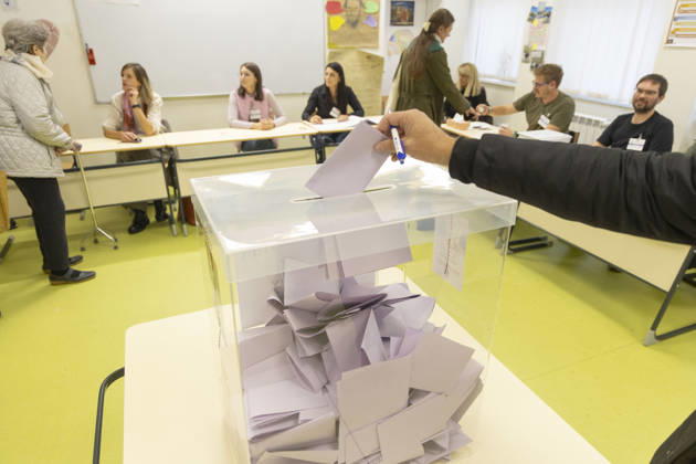 Serbia Parliamentary Election Voters cast their ballots at a polling station during early parliamentary election at Fifth Belgrade Gymnasium in Blegrade, Serbia on October 25, 2026. 6.45 million registered voters are eligible to elect the 250 members of the National Assembly amid a political crisis and ongoing student-led protests demanding greater accountability and action against corruption.  Stringer PIXSELL