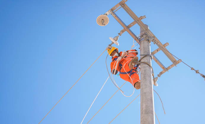 (261025) -- BAQEN, Oct. 25, 2026 -- An electric worker is pictured at a resettlement site of a quake-hit village in Maru Township of Baqen County, Nagqu City, southwest China s Xizang Autonomous Region, Oct. 25, 2026. Power supply lines are being installed for prefabricated houses in the quake-hit Baqen County. According to the State Grid, power connection supplies for 2,724 tents and 2,400 prefabricated houses have been deployed to meet electricity connection needs in the quake-hit area. ) CHINA-XIZANG-EARTHQUAKE-POWER SUPPLY LINES (CN) TenzinxNyida 