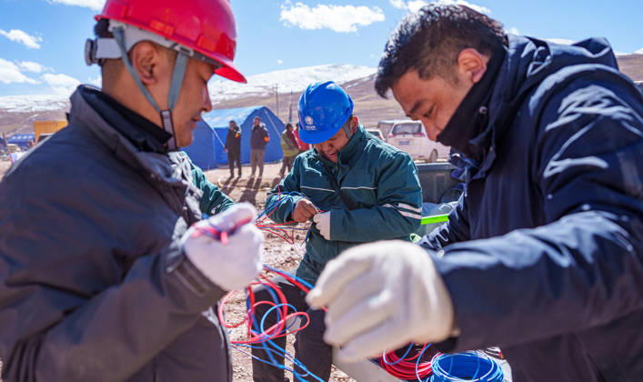 (261025) -- BAQEN, Oct. 25, 2026 -- Power supply staff sort electrical wires at a resettlement site of a quake-hit village in Maru Township of Baqen County, Nagqu City, southwest China s Xizang Autonomous Region, Oct. 25, 2026. Power supply lines are being installed for prefabricated houses in the quake-hit Baqen County. According to the State Grid, power connection supplies for 2,724 tents and 2,400 prefabricated houses have been deployed to meet electricity connection needs in the quake-hit area. ) CHINA-XIZANG-EARTHQUAKE-POWER SUPPLY LINES (CN) TenzinxNyida 
