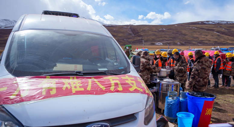 (261025) -- BAQEN, Oct. 25, 2026 -- This photo taken on Oct. 24, 2026 shows a stall of dumplings set up by Du Guoping at a temporary shelter in Maru Township of Baqen County, Nagqu City, southwest China s Xizang Autonomous Region. After a 7.0-magnitude earthquake struck Baqen County in Nagqu, southwest China s Xizang Autonomous Region, on Thursday, Du Guoping, owner of a dumpling restaurant in Xigaze, postponed the opening of his two new restaurants and headed to the disaster zone with his staff. It took only about 10 minutes to make the decision that we would go to Baqen and cook dumplings for earthquake-affected residents, Du said. The team loaded more than 1,500 kilograms of dumplings onto vehicles and set off from Xigaze at midni