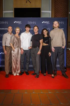 MMM DER SOHN- Ensemble, Holger Hauer, Dorothea Schenck, Quentin Lopes, Matthias Schloo, Nadine Menz und Paul Radke auf dem roten Teppich bei der Theater Premiere Der Sohn TOURERLEBEN Theater-Produktion im Theater Itzehoe am 24.10.2026 Schleswig-Holsten Deutschland