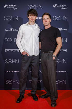 MMM DER SOHN- Schauspieler Quentin Lopes und Matthias Schloo auf dem roten Teppich bei der Theater Premiere Der Sohn TOURERLEBEN Theater-Produktion im Theater Itzehoe am 24.10.2026 Schleswig-Holsten Deutschland