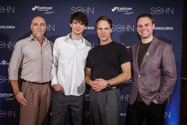 MMM DER SOHN- Regisseur und Schauspieler Holger Hauer und die Schauspieler Quentin Lopes und Matthias Schloo und Produzent Philipp Hallenberger auf dem roten Teppich bei der Theater Premiere Der Sohn TOURERLEBEN Theater-Produktion im Theater Itzehoe am 24.10.2026 Schleswig-Holsten Deutschland