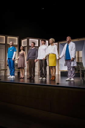 MMM DER SOHN- Ensemble beim Schussapplaus, Paul Radke, Nadine Menz, Matthias Schloo, Quentin Lopes, Dorothea Schenck und Holger Hauer (L-R). Buehne bei der Theater Premiere Der Sohn TOURERLEBEN Theater-Produktion im Theater Itzehoe am 24.10.2026 Schleswig-Holsten Deutschland