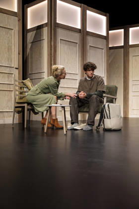 MMM DER SOHN- Schauspielerin Dorothea Schenck in der Rolle der Mutter ANNE und der Schauspieler Quentin Lopes in der Rolle des Sohns NICOLAS auf der Buehne Szene bei der Theater Premiere Der Sohn TOURERLEBEN Theater-Produktion im Theater Itzehoe am 24.10.2026 Schleswig-Holsten Deutschland