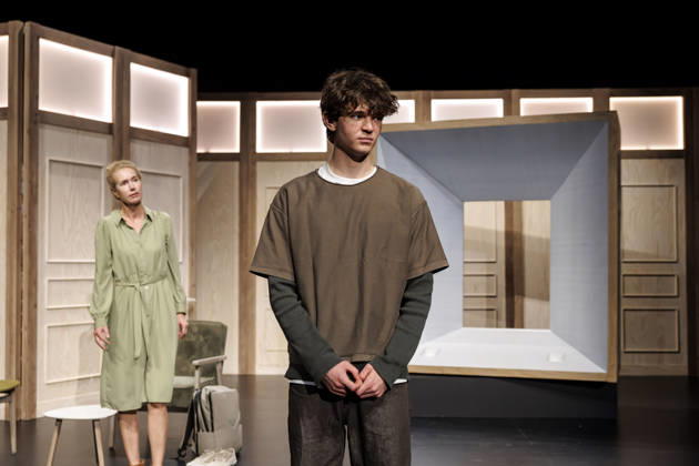 MMM DER SOHN- Dorothea Schenck in der Rolle der Mutter ANNE und der Schauspieler Quentin Lopes in der Rolle des Sohns NICOLAS auf der Buehne Szene bei der Theater Premiere Der Sohn TOURERLEBEN Theater-Produktion im Theater Itzehoe am 24.10.2026 Schleswig-Holsten Deutschland