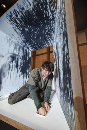 MMM DER SOHN- Schauspieler Quentin Lopes in der Rolle des Sohns NICOLAS auf der Buehne Szene bei der Theater Premiere Der Sohn TOURERLEBEN Theater-Produktion im Theater Itzehoe am 24.10.2026 Schleswig-Holsten Deutschland
