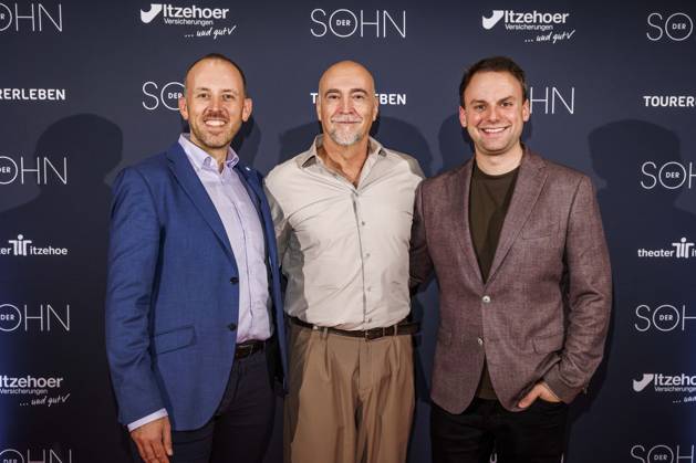 MMM DER SOHN- Theaterdirektor des Theaters Itzehoe, Maik Froemmrich Regisseur und Schauspieler Holger Hauer Produzent Philipp Hallenberger auf dem roten Teppich bei der Theater Premiere Der Sohn TOURERLEBEN Theater-Produktion im Theater Itzehoe am 24.10.2026 Schleswig-Holsten Deutschland