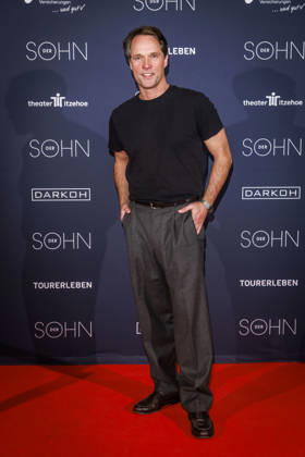 MMM DER SOHN- Schauspieler Hauptdarsteller, Matthias Schloo auf dem roten Teppich bei der Theater Premiere Der Sohn TOURERLEBEN Theater-Produktion im Theater Itzehoe am 24.10.2026 Schleswig-Holsten Deutschland