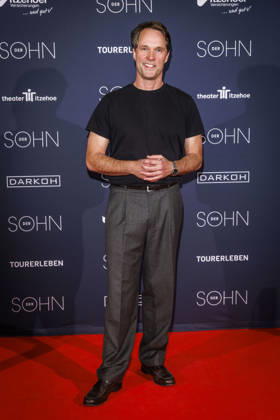 MMM DER SOHN- Schauspieler Hauptdarsteller, Matthias Schloo auf dem roten Teppich bei der Theater Premiere Der Sohn TOURERLEBEN Theater-Produktion im Theater Itzehoe am 24.10.2026 Schleswig-Holsten Deutschland