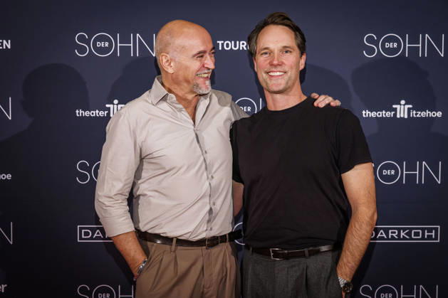 MMM DER SOHN- Regisseur und Schauspieler Holger Hauer und der Schauspieler und Hauptdarsteller, Matthias Schloo auf dem roten Teppich bei der Theater Premiere Der Sohn TOURERLEBEN Theater-Produktion im Theater Itzehoe am 24.10.2026 Schleswig-Holsten Deutschland