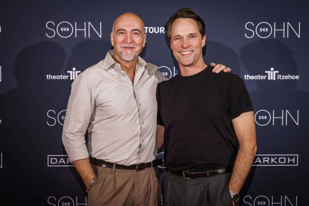 MMM DER SOHN- Regisseur und Schauspieler Holger Hauer und der Schauspieler und Hauptdarsteller, Matthias Schloo auf dem roten Teppich bei der Theater Premiere Der Sohn TOURERLEBEN Theater-Produktion im Theater Itzehoe am 24.10.2026 Schleswig-Holsten Deutschland