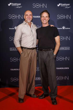 MMM DER SOHN- Regisseur und Schauspieler Holger Hauer und der Schauspieler und Hauptdarsteller, Matthias Schloo auf dem roten Teppich bei der Theater Premiere Der Sohn TOURERLEBEN Theater-Produktion im Theater Itzehoe am 24.10.2026 Schleswig-Holsten Deutschland