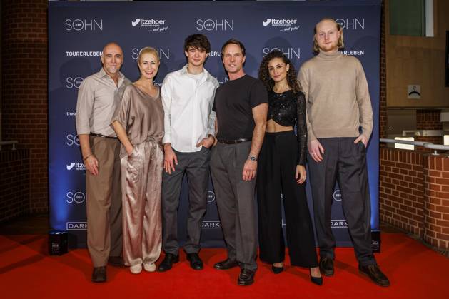 MMM DER SOHN- Ensemble, Holger Hauer, Dorothea Schenck, Quentin Lopes, Matthias Schloo, Nadine Menz und Paul Radke auf dem roten Teppich bei der Theater Premiere Der Sohn TOURERLEBEN Theater-Produktion im Theater Itzehoe am 24.10.2026 Schleswig-Holsten Deutschland