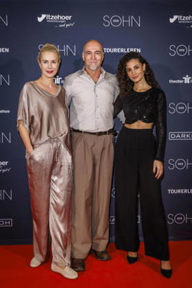 MMM DER SOHN- Schauspielerin Dorothea Schenck, Regisseur und Schauspieler Holger Hauer und die Schauspielerin Nadine Menz auf dem roten Teppich bei der Theater Premiere Der Sohn TOURERLEBEN Theater-Produktion im Theater Itzehoe am 24.10.2026 Schleswig-Holsten Deutschland