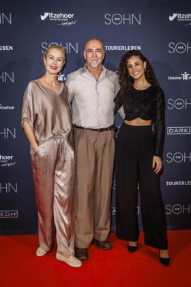 MMM DER SOHN- Schauspielerin Dorothea Schenck, Regisseur und Schauspieler Holger Hauer und die Schauspielerin Nadine Menz auf dem roten Teppich bei der Theater Premiere Der Sohn TOURERLEBEN Theater-Produktion im Theater Itzehoe am 24.10.2026 Schleswig-Holsten Deutschland