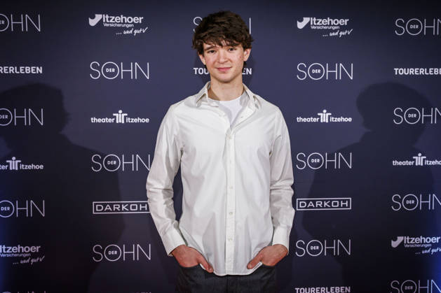 MMM DER SOHN- Schauspieler Quentin Lopes auf dem roten Teppich bei der Theater Premiere Der Sohn TOURERLEBEN Theater-Produktion im Theater Itzehoe am 24.10.2026 Schleswig-Holsten Deutschland