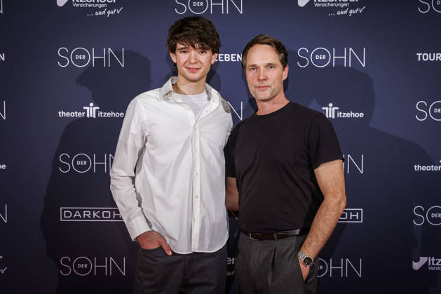MMM DER SOHN- Schauspieler Quentin Lopes und Matthias Schloo auf dem roten Teppich bei der Theater Premiere Der Sohn TOURERLEBEN Theater-Produktion im Theater Itzehoe am 24.10.2026 Schleswig-Holsten Deutschland