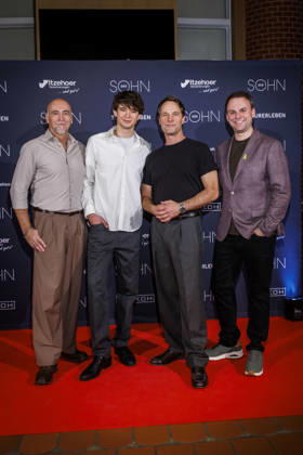MMM DER SOHN- Regisseur und Schauspieler Holger Hauer und die Schauspieler Quentin Lopes und Matthias Schloo und Produzent Philipp Hallenberger auf dem roten Teppich bei der Theater Premiere Der Sohn TOURERLEBEN Theater-Produktion im Theater Itzehoe am 24.10.2026 Schleswig-Holsten Deutschland