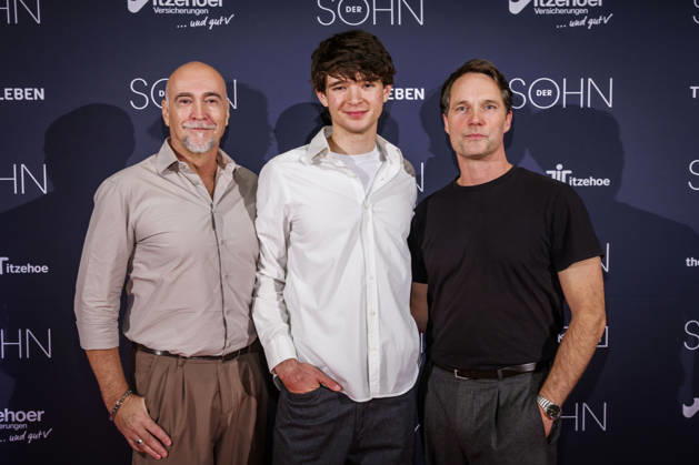 MMM DER SOHN- Regisseur und Schauspieler Holger Hauer und die Schauspieler Quentin Lopes und Matthias Schloo auf dem roten Teppich bei der Theater Premiere Der Sohn TOURERLEBEN Theater-Produktion im Theater Itzehoe am 24.10.2026 Schleswig-Holsten Deutschland