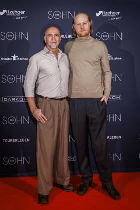 MMM DER SOHN- Regisseur und Schauspieler Holger Hauer der Schauspieler Paul Radke auf dem roten Teppich bei der Theater Premiere Der Sohn TOURERLEBEN Theater-Produktion im Theater Itzehoe am 24.10.2026 Schleswig-Holsten Deutschland
