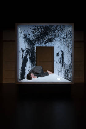 MMM DER SOHN- Quentin Lopes in der Rolle des Sohns NICOLAS auf der Buehne Szene bei der Theater Premiere Der Sohn TOURERLEBEN Theater-Produktion im Theater Itzehoe am 24.10.2026 Schleswig-Holsten Deutschland