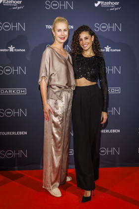 MMM DER SOHN- Schauspielerin Nadine Menz und Dorothea Schenck auf dem roten Teppich bei der Theater Premiere Der Sohn TOURERLEBEN Theater-Produktion im Theater Itzehoe am 24.10.2026 Schleswig-Holsten Deutschland