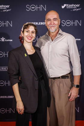 MMM DER SOHN- SRegieassistentin und Schauspielerin Anouk Sandrine Brandao und der Regisseur und Schauspieler Holger Haue auf dem roten Teppich bei der Theater Premiere Der Sohn TOURERLEBEN Theater-Produktion im Theater Itzehoe am 24.10.2026 Schleswig-Holsten Deutschland