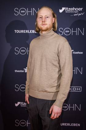 MMM DER SOHN- Schauspieler Paul Radke auf dem roten Teppich bei der Theater Premiere Der Sohn TOURERLEBEN Theater-Produktion im Theater Itzehoe am 24.10.2026 Schleswig-Holsten Deutschland
