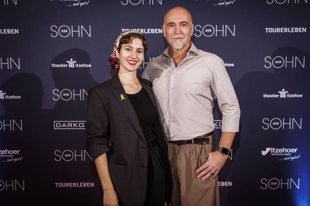 MMM DER SOHN- SRegieassistentin und Schauspielerin Anouk Sandrine Brandao und der Regisseur und Schauspieler Holger Haue auf dem roten Teppich bei der Theater Premiere Der Sohn TOURERLEBEN Theater-Produktion im Theater Itzehoe am 24.10.2026 Schleswig-Holsten Deutschland