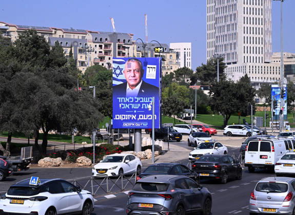 A campaign billboard of Gadi Eisenkot, head of the Yashar Party, stands in Jerusalem on Sunday, October 25, 2026. According to the latest election polls, Gadi Eisenkot s Yashar Party leads Prime Minister Benjamin Netanyahu s Likud Party two days before the election. Israelis will head to the polls on October 27 to vote in the first general election since the Hamas massacre on October 7, 2023.  JER2026102514 DEBBIExHILL