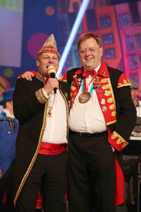 Koeln, Guerzenich, 27.01.16, WDR Rosenmontagssitzung 2016 Bild: Gisbert BALTES (Redakteur der WDR-Rosenmontagssitzung) an seinem Arbeitsplatz im Koelner Guerzenich. Am 27.01.2016 bei der Aufzeichnung der Sitzung war er zum letzten Mal federfuehrend taetig. Hier mit Markus RITTERBACH (ehemaliger Praesident des Festkomitee Koelner Karneval) Nordrhein-Westfalen Deutschland