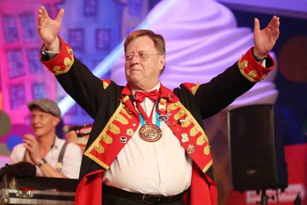 Koeln, Guerzenich, 27.01.16, WDR Rosenmontagssitzung 2016 Bild: Gisbert BALTES (Redakteur der WDR-Rosenmontagssitzung) an seinem Arbeitsplatz im Koelner Guerzenich. Am 27.01.2016 bei der Aufzeichnung der Sitzung war er zum letzten Mal federfuehrend taetig. Hier bei seiner Verabschiedung Nordrhein-Westfalen Deutschland