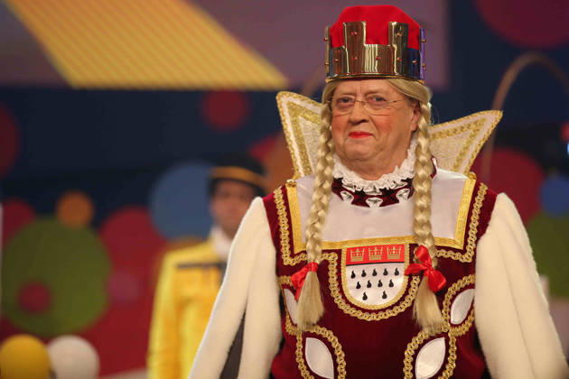 Koeln, Guerzenich, 27.01.16, WDR Rosenmontagssitzung 2016 Bild: Gisbert BALTES (Redakteur der WDR-Rosenmontagssitzung) an seinem Arbeitsplatz im Koelner Guerzenich. Am 27.01.2016 bei der Aufzeichnung der Sitzung war er zum letzten Mal federfuehrend taetig. Hier bei seiner Verabschiedung mit einem Kostuem als personifiziertes Dreigestirn. Die Zoepfe der Jungfrau, das Ornat des Bauern und die roten Schuhe des Prinzen. Nordrhein-Westfalen Deutschland